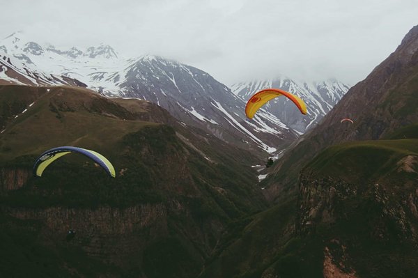 Vous êtes prêts à survoler les montagnes en parapente ?