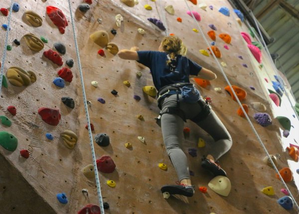 Que faut-il comme matériel pour commencer l'escalade en salle ?